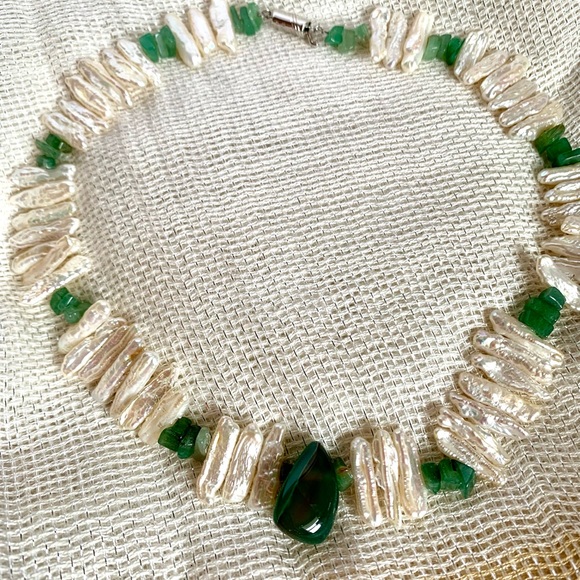 Fresh water pearls one strand with a rough  cut jade pendant - Picture 1 of 5